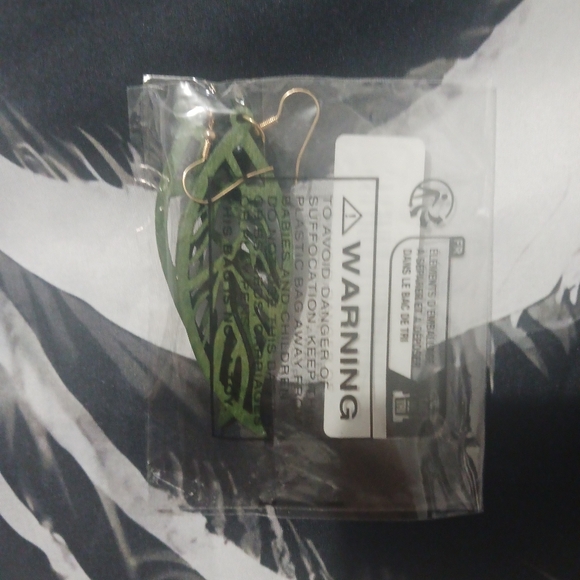 NEW Women green wood leaf earrings - Picture 3 of 5